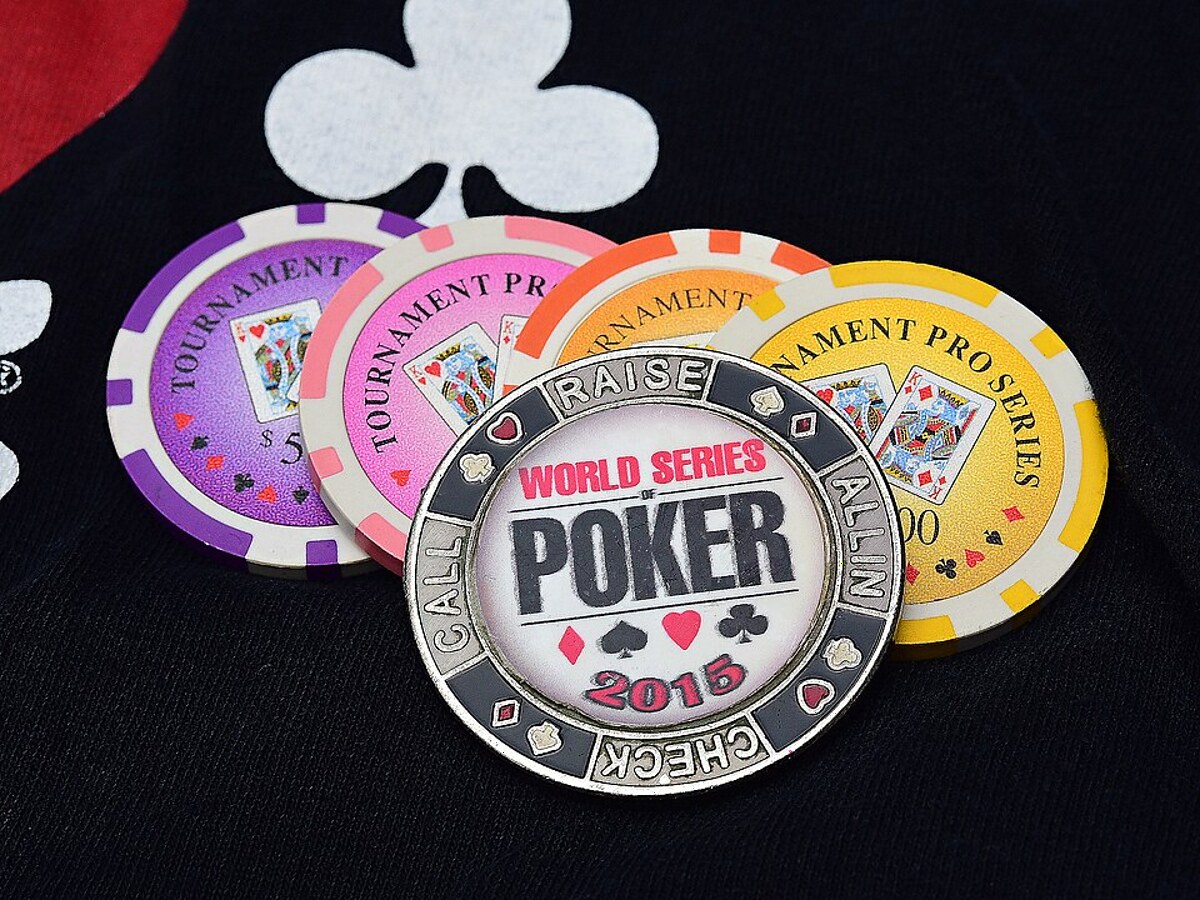 Kolorowe żetony pokerowe na ciemnym tle gry